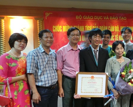 “Chàng trai vàng” với biệt danh siêu tiết kiệm... giấy nháp - 1 Vũ Thanh Trung Nam được mệnh danh là siêu tiết kiệm... giấy nháp.