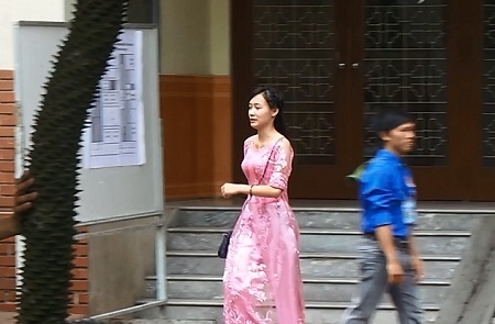 Do không chấm điểm trang phục nên nhiều em cũng chọn cách ăn mặc giản đơn 