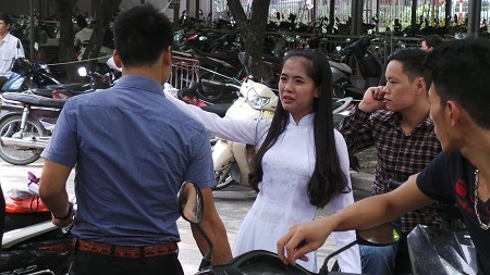 Phút giây hạnh phúc của hai mẹ con khi nữ thí sinh này hoàn thành tốt phần thi của mình.