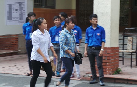 Do không chấm điểm trang phục nên nhiều em cũng chọn cách ăn mặc giản đơn 