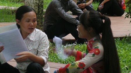 Phút giây hạnh phúc của hai mẹ con khi nữ thí sinh này hoàn thành tốt phần thi của mình.