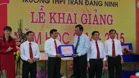 Bộ trưởng Bộ GD-ĐT dự khai giảng ở ngôi trường hiếu học - 5 Bộ trưởng Bộ GD-ĐT tăng thiết bị thí nghiệm cho thầy và trò của