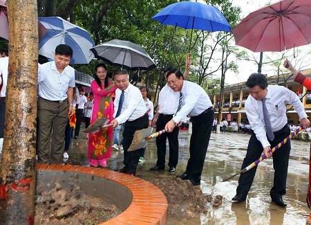 Bộ trưởng Bộ GD-ĐT dự khai giảng ở ngôi trường hiếu học - 2 Và tham dự lễ trồng cây bất chấp thời tiết mưa gió