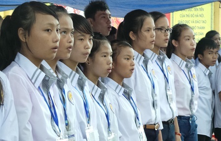 Bộ trưởng Bộ GD-ĐT dự khai giảng ở ngôi trường hiếu học - 3 Sự háo hức của HS trường THPT Trần Đăng Ninh khi bước vào năm học mới.