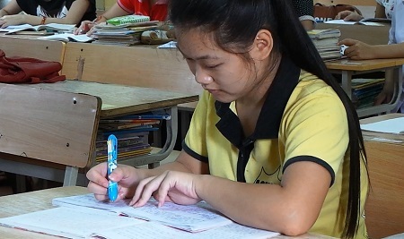 Kì thi THPT quốc gia và bí quyết “độc” của trường vùng cao - 2 Học sinh lớp 12 Trường Vùng cao Việt Bắc chủ động ôn tập sẵn sàng