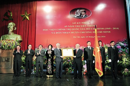 Học viện Chính trị Quốc gia Hồ Chí Minh kỷ niệm 65 năm ngày truyền thống - 1 Tổng Bí thư Nguyễn Phú Trọng đã trao tặng Huân chương Hồ Chí Minh, phần thưởng
