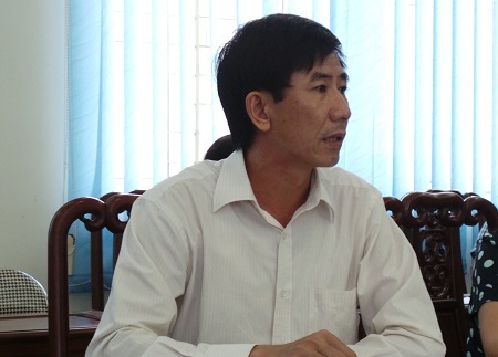 Kì thi THPT quốc gia và bí quyết “độc” của trường vùng cao - 1 Ông Trần Văn Hưng - Hiệu trưởng Trường THPT Đại Từ chia