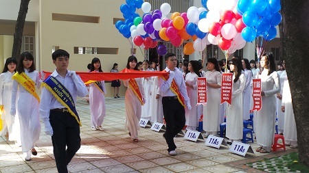 Tổng Bí thư Nguyễn Phú Trọng về trường cũ dự khai giảng - 2 Lễ đón học sinh lớp 10, những thành viên mới của Trường THPT Nguyễn Gia Thiều
