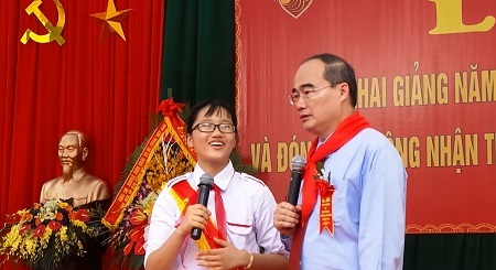 Học sinh lớp 9 được “ví von” trình độ ngang với Giáo sư - 1 Học sinh lớp 9 vui vẻ trả lời các câu hỏi của GS.TS Nguyễn Thiện Nhân.