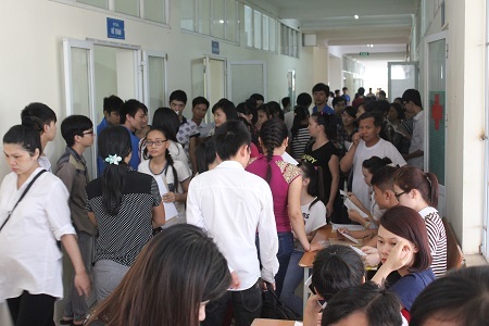 Nhiều cơ hội theo học ở trường Đại học Thành Đô - 1 Sinh viên đến làm thủ tục nhập học vào trường ĐH Thành Đô.
