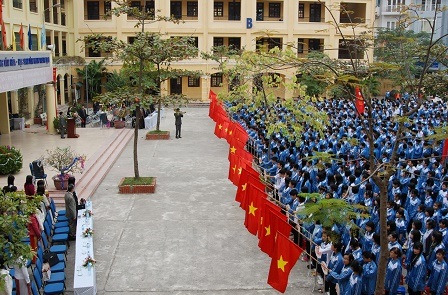 Phụ huynh “tố” trường thu tiền dạy thêm sai quy định - 1 Vừa vào đầu năm học mới, Trường THPT Cầu Giấy (Hà Nội) đã bị phụ huynh tố về