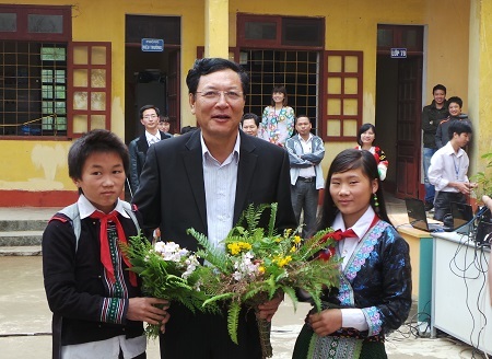 Giáo viên ở Bản Khoang đón nhận nhà công vụ mới - 9 Học trò vùng cao cùng với những bó hoa rừng tặng Bộ trưởng Phạm Vũ Luận