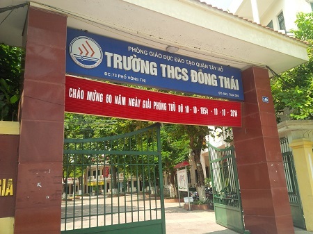 Mặc đồng phục không đúng quy định, học sinh bị đánh vào mông - 1 Do học sinh không chấp hành quy định về đồng phục của ngành nên giám