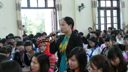 Thầy trò vùng cao “truy bài” Bộ trưởng Bộ GD-ĐT - 3 Không chỉ có học sinh mà nhiều giáo viên cũng trực tiếp đặt
