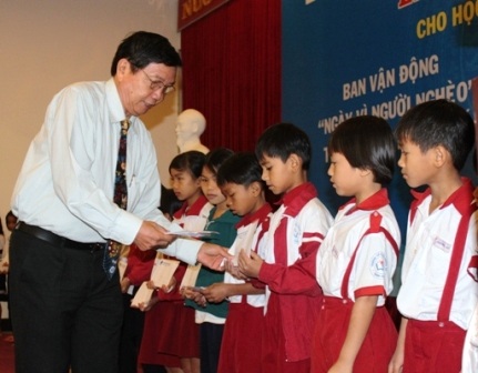 TP Huế:  Trao 1.040 suất học bổng cho học sinh nghèo học giỏi - 1