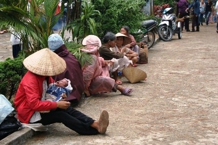 Cám cảnh với những “hội cái bang” nơi cửa Phật - 2