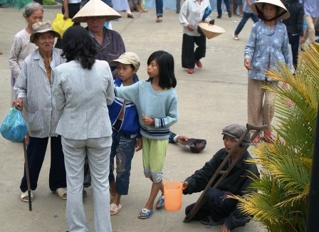 Cám cảnh với những “hội cái bang” nơi cửa Phật - 1