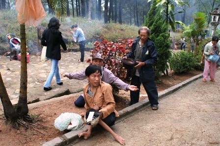 Cám cảnh với những “hội cái bang” nơi cửa Phật - 7