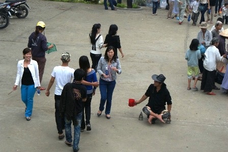 Cám cảnh với những “hội cái bang” nơi cửa Phật - 10