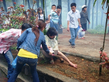 Cám cảnh với những “hội cái bang” nơi cửa Phật - 12