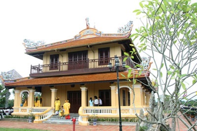 Di tích vừa trùng tu bạc tỷ biến thành... quán cà phê - 1 Di tích vừa trùng tu bạc tỷ biến thành... quán cà phê - 1