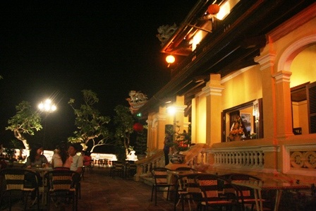 Di tích vừa trùng tu bạc tỷ biến thành... quán cà phê - 2