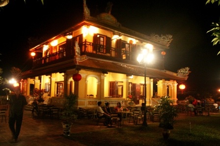 Di tích vừa trùng tu bạc tỷ biến thành... quán cà phê - 9