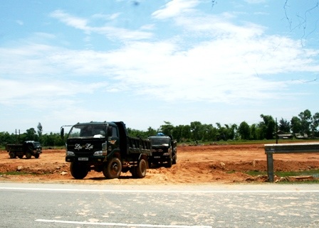 Bất lực trước nạn “xé rào” ra quốc lộ - 2