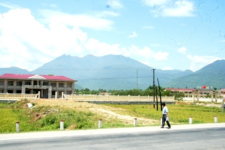 Bất lực trước nạn “xé rào” ra quốc lộ - 4