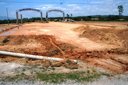 Bất lực trước nạn “xé rào” ra quốc lộ - 6