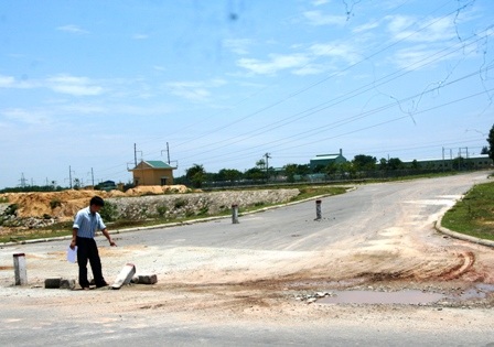 Bất lực trước nạn “xé rào” ra quốc lộ - 8