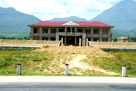 Bất lực trước nạn “xé rào” ra quốc lộ - 7