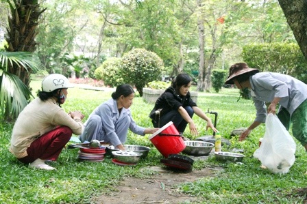 Theo chân sư cô, sư thầy đi thi tốt nghiệp THPT - 8