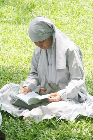 Theo chân sư cô, sư thầy đi thi tốt nghiệp THPT - 9