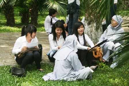 Theo chân sư cô, sư thầy đi thi tốt nghiệp THPT - 10