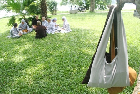 Theo chân sư cô, sư thầy đi thi tốt nghiệp THPT - 11