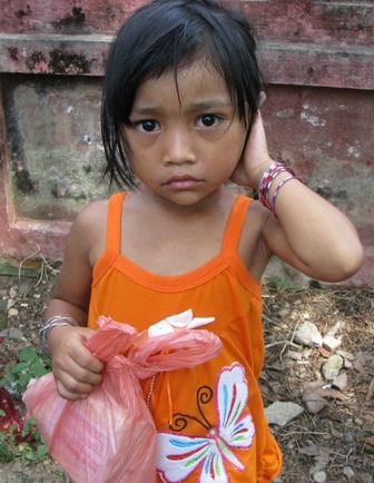 Bé gái 4 tuổi cùng mẹ đi thi tốt nghiệp - 1