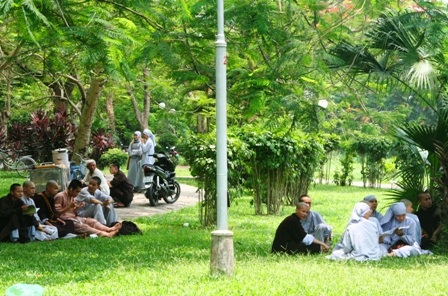 Theo chân sư cô, sư thầy đi thi tốt nghiệp THPT - 1