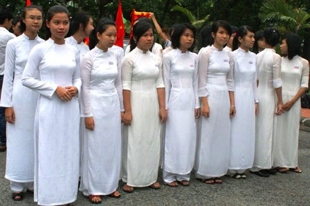 Lưu luyến học sinh chuyên Quốc Học Huế buổi chia tay cuối cấp - 1