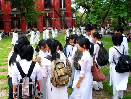 Lưu luyến học sinh chuyên Quốc Học Huế buổi chia tay cuối cấp - 3