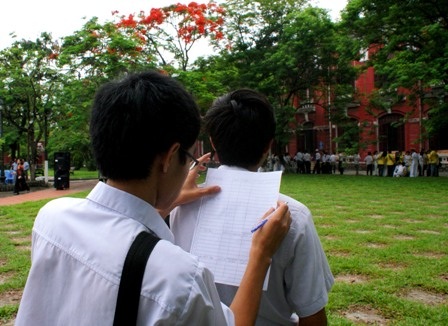 Lưu luyến học sinh chuyên Quốc Học Huế buổi chia tay cuối cấp - 4