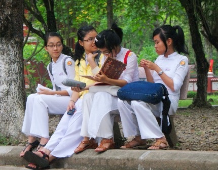 Lưu luyến học sinh chuyên Quốc Học Huế buổi chia tay cuối cấp - 6