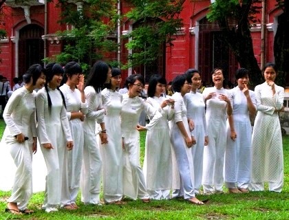 Lưu luyến học sinh chuyên Quốc Học Huế buổi chia tay cuối cấp - 8