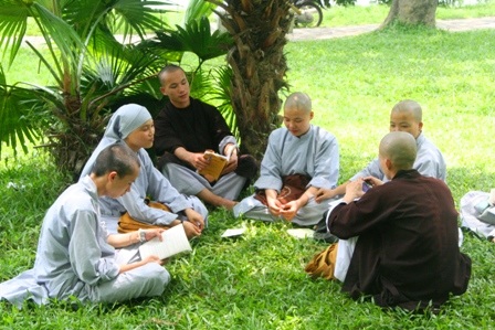 Theo chân sư cô, sư thầy đi thi tốt nghiệp THPT - 2