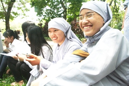 Theo chân sư cô, sư thầy đi thi tốt nghiệp THPT - 3