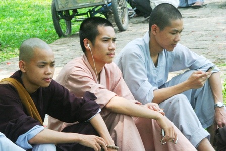 Theo chân sư cô, sư thầy đi thi tốt nghiệp THPT - 5