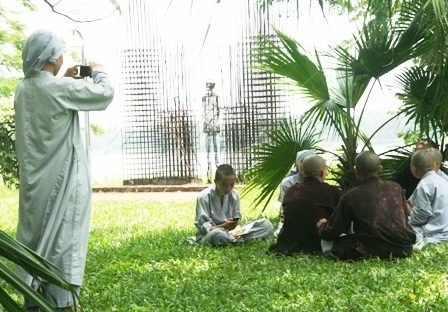 Theo chân sư cô, sư thầy đi thi tốt nghiệp THPT - 6