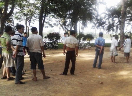 Đánh bạc kiểu “trá hình” nơi công cộng - 1 Đánh bạc kiểu “trá hình” nơi công cộng - 1