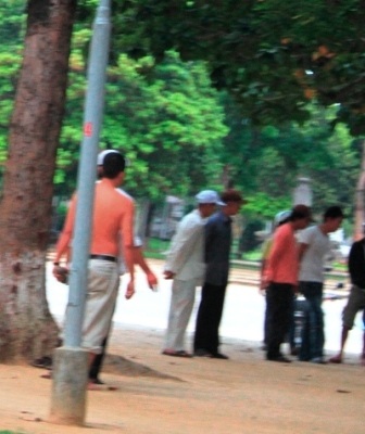 Đánh bạc kiểu “trá hình” nơi công cộng - 2 Đánh bạc kiểu “trá hình” nơi công cộng - 2