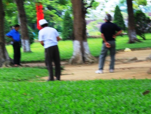 Đánh bạc kiểu “trá hình” nơi công cộng - 3 Đánh bạc kiểu “trá hình” nơi công cộng - 3